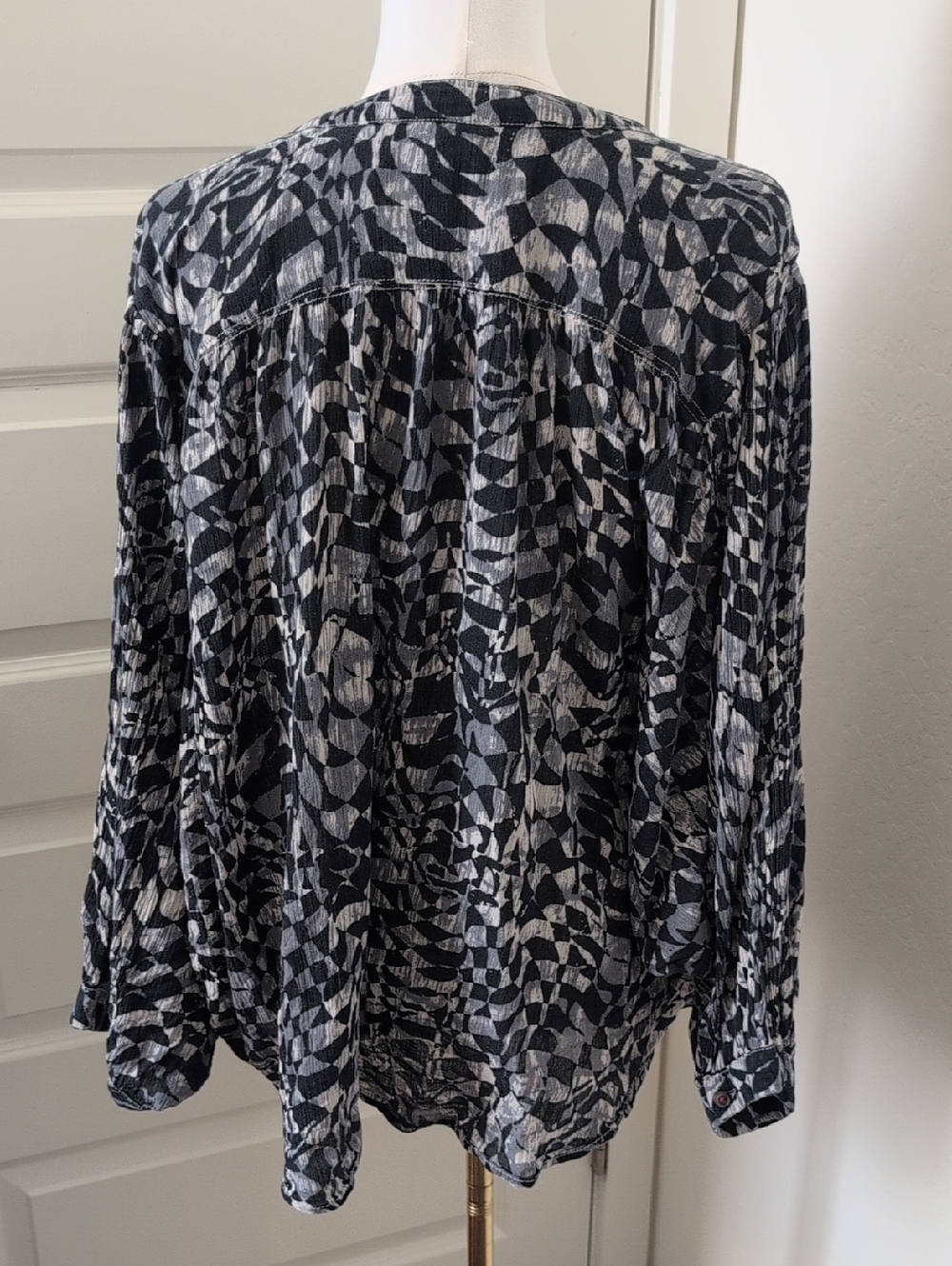 PILCRO Sidney Batwing Sleeve Abstract Print Blouse Black White and Grey Size XL - Picture 4 of 11
